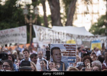 Un paio di migliaia di persone partecipano a una manifestazione per chiedere giustizia in caso di morte del Procuratore Alberto Nisman. Nisman è stato trovato morto nel suo appartamento il 18 gennaio 2015, giorni prima di comparire dinanzi a un comitato legislativo per presentare le prove sulle accuse che ha fatto contro il Presidente Cristina Fernandez de Kirchner. 18 Febbraio, 2016. © Patricio Murphy/ZUMA filo/Alamy Live News Foto Stock