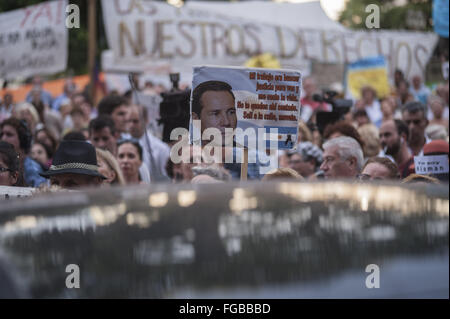 Febbraio 18, 2016 - Un paio di migliaia di persone partecipano a una manifestazione per chiedere giustizia in caso di morte del Procuratore Alberto Nisman. Nisman è stato trovato morto nel suo appartamento il 18 gennaio 2015, giorni prima di comparire dinanzi a un comitato legislativo per presentare le prove sulle accuse che ha fatto contro il Presidente Cristina Fernandez de Kirchner.un paio di migliaia di persone partecipano a una manifestazione per chiedere giustizia in caso di morte del Procuratore Alberto Nisman. Nisman è stato trovato morto nel suo appartamento il 18 gennaio 2015, giorni prima di comparire dinanzi a un comitato legislativo al presente evide Foto Stock