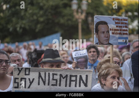 Febbraio 18, 2016 - Un paio di migliaia di persone partecipano a una manifestazione per chiedere giustizia in caso di morte del Procuratore Alberto Nisman. Nisman è stato trovato morto nel suo appartamento il 18 gennaio 2015, giorni prima di comparire dinanzi a un comitato legislativo per presentare le prove sulle accuse che ha fatto contro il Presidente Cristina Fernandez de Kirchner.un paio di migliaia di persone partecipano a una manifestazione per chiedere giustizia in caso di morte del Procuratore Alberto Nisman. Nisman è stato trovato morto nel suo appartamento il 18 gennaio 2015, giorni prima di comparire dinanzi a un comitato legislativo al presente evide Foto Stock