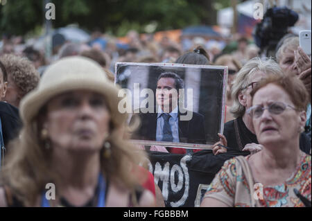 Febbraio 18, 2016 - Un paio di migliaia di persone partecipano a una manifestazione per chiedere giustizia in caso di morte del Procuratore Alberto Nisman. Nisman è stato trovato morto nel suo appartamento il 18 gennaio 2015, giorni prima di comparire dinanzi a un comitato legislativo per presentare le prove sulle accuse che ha fatto contro il Presidente Cristina Fernandez de Kirchner.un paio di migliaia di persone partecipano a una manifestazione per chiedere giustizia in caso di morte del Procuratore Alberto Nisman. Nisman è stato trovato morto nel suo appartamento il 18 gennaio 2015, giorni prima di comparire dinanzi a un comitato legislativo al presente evide Foto Stock