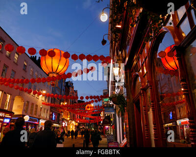 Le lanterne cinesi accesa su un affollato notte in Wardour Street Chinatown Soho London REGNO UNITO Foto Stock