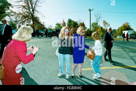 Durham, North Carolina, Stati Uniti d'America, 26 ottobre, 1992 ribaltatore Gore e Hillary Clinton per il suo compleanno. Ribaltabile prende un paio di foto di Hillary e Chelsea. Credito: Mark Reinstein Foto Stock