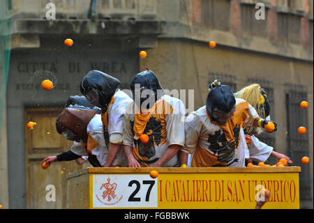 Ivrea, Italia. 8 febbraio 2016. Scena di battaglia delle arance a Ivrea Caarnival © Gaetano Piazzolla/Alamy Live News Foto Stock