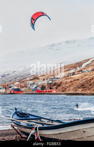 Uomo di Kitesurf in Islanda in inverno Foto Stock