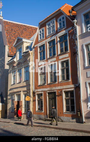 Case storiche su Kullassepa Street nella città vecchia di Tallinn, Estonia Foto Stock