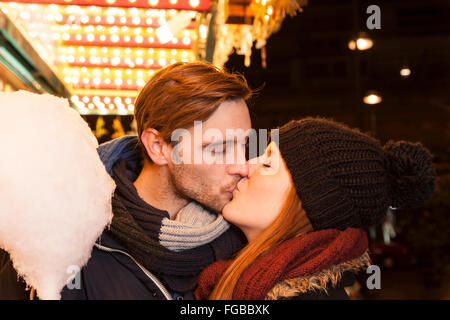 Giovane baciare sulla parrocchia fiera in inverno Foto Stock