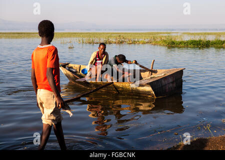 I pescatori in voga con la loro quotidiana delle catture di tilapia al mattino presto sun. Il lago di Hawassa Etiopia Africa Foto Stock