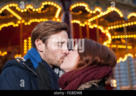 Giovane baciare sulla marekt natale Foto Stock