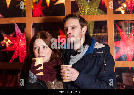 Giovane peer sul mercato di natale Foto Stock