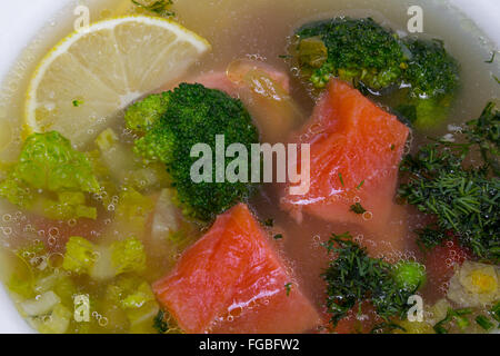 Zuppa di pesce con salmone e broccoli in piastra bianca Foto Stock