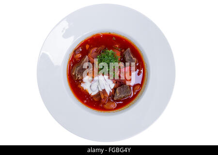 Oriente cucina europea. Ucraino zuppa rossa borscht con panna acida, vista dall'alto, isolato Foto Stock