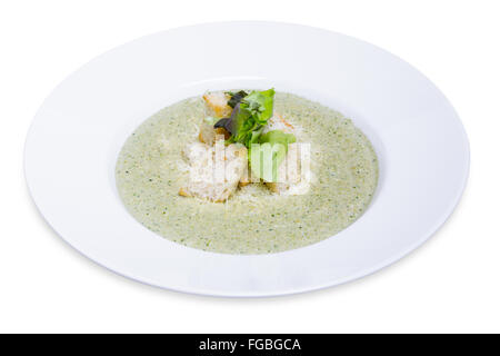 Crema di broccoli minestra con arrosti di fette biscottate e di foglie di insalata, isolato con tracciato di ritaglio Foto Stock