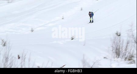 Lillehammer, Norvegia. 18 Febbraio, 2016. Camille Laude di Francia compete durante lo sci di fondo uomini 10km libera a Lillehammer 2016 Invernali della Gioventù in occasione dei Giochi Olimpici di Lillehammer, Norvegia, Feb 18, 2016. © Han Yan/Xinhua/Alamy Live News Foto Stock