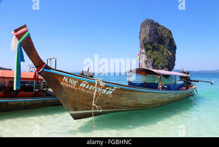 Lunga coda di barca ormeggiata sulla spiaggia di Poda Island, Thailandia Foto Stock