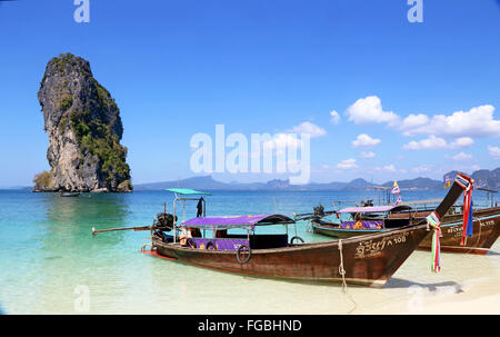 Lunga coda di imbarcazioni ormeggiate lungo la spiaggia di Poda Island, Thailandia Foto Stock