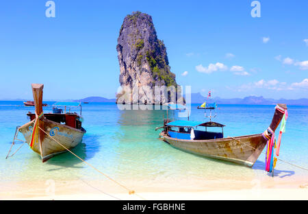 Lunga coda di imbarcazioni ormeggiate lungo la spiaggia di Poda Island, Thailandia Foto Stock