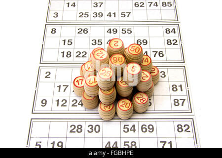 Fusti di legno e le carte per lotto o al gioco del bingo Foto Stock