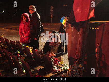 Kiev, Ucraina. 18 Febbraio, 2016. Persone il rendering di preghiere in strada di Kiev dove "Heroes centinaia di cielo' è commemorato. Instytutskaya commemorare eroi centinaia di cielo o "Cento Celeste"; è adottato in Ucraina nome collettivo di dead manifestanti che hanno diretta rilevanza per le idee e le azioni Euromaidan (rivoluzione della dignità) nel dicembre 2013 - febbraio 2014. Credito: Serhii Nuzhnenko/Pacific Press/Alamy Live News Foto Stock