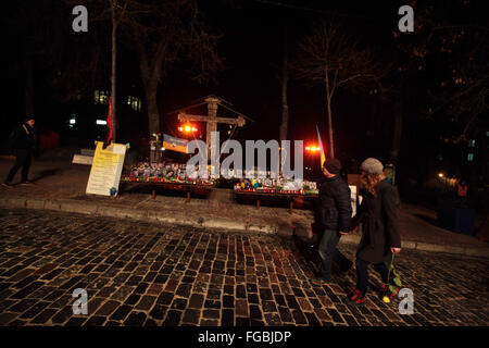 Kiev, Ucraina. 18 Febbraio, 2016. La gente visita la strada di Kiev dove 'eroi centinaia di cielo' è commemorato. Instytutskaya commemorare eroi centinaia di cielo o "Cento Celeste"; è adottato in Ucraina nome collettivo di dead manifestanti che hanno diretta rilevanza per le idee e le azioni Euromaidan (rivoluzione della dignità) nel dicembre 2013 - febbraio 2014. Credito: Serhii Nuzhnenko/Pacific Press/Alamy Live News Foto Stock