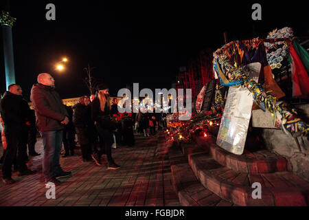 Kiev, Ucraina. 18 Febbraio, 2016. Persone il rendering di preghiere in strada di Kiev dove "Heroes centinaia di cielo' è commemorato. Instytutskaya commemorare eroi centinaia di cielo o "Cento Celeste"; è adottato in Ucraina nome collettivo di dead manifestanti che hanno diretta rilevanza per le idee e le azioni Euromaidan (rivoluzione della dignità) nel dicembre 2013 - febbraio 2014. Credito: Serhii Nuzhnenko/Pacific Press/Alamy Live News Foto Stock