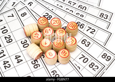 Fusti di legno e le carte per lotto o al gioco del bingo Foto Stock