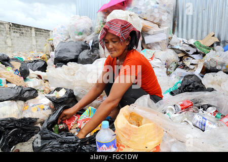 La donna lavora in una separazione dei rifiuti e la rivendita in un negozio di spazzatura vicino alla città di Quezon integrati impianto di smaltimento dei rifiuti a Barangay (paese) Payatas nella città di Quezon, Metro Manila, Filippine Foto Stock