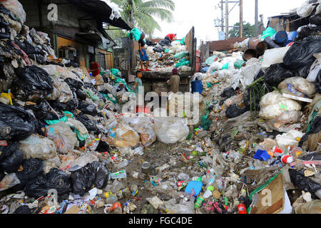 Separazione dei rifiuti e la rivendita in un negozio di spazzatura vicino alla città di Quezon integrati impianto di smaltimento dei rifiuti a Barangay (paese) Payatas nella città di Quezon, Metro Manila, Filippine Foto Stock