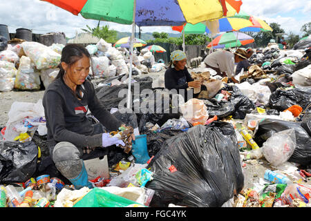 Le donne lavorano in una separazione dei rifiuti e la rivendita in un negozio di spazzatura vicino alla città di Quezon integrati impianto di smaltimento dei rifiuti a Barangay (paese) Payatas nella città di Quezon, Metro Manila, Filippine Foto Stock