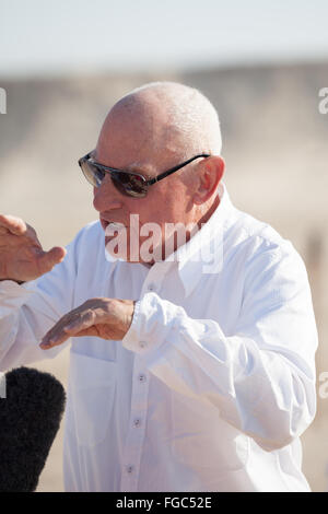 Richard Serra all inaugurazione dell est ovest ovest-est nel deserto del Qatar. Foto Stock