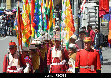 La Paz in Bolivia. Il 22 gennaio, 2016. I soldati della guardia presidenziale e i membri dell'indogene life guard attesa per il presidente boliviano Morales a La Paz, Bolivia, 22 gennaio 2016. Il 21 febbraio, Bolivia voti su una modifica della costituzione che consente di Morales per continuare la sua presidenza fino al 2025. Foto: Georg Ismar/dpa/Alamy Live News Foto Stock