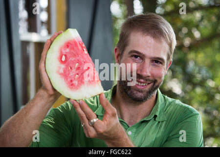 Nat Bradford del famoso Bradford anguria affettato aperto. Nota per essere la più dolce di anguria. Foto Stock