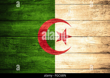 Bandiera di Algeria o banner algerino su sfondo di legno Foto Stock