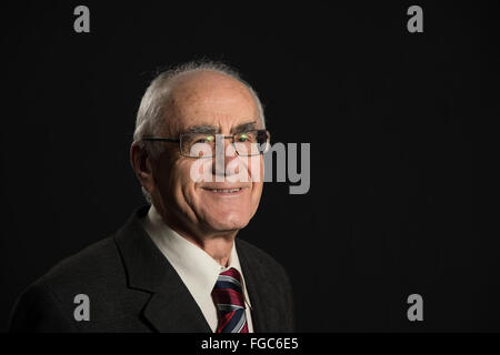 Imprenditore senior indossando occhiali su sfondo nero sorridente Foto Stock