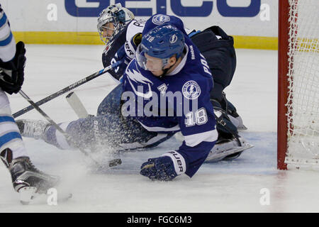 Tampa, Florida, Stati Uniti d'America. 18 Febbraio, 2016. Tampa Bay Lightning ala sinistra ONDREJ PALAT (18) si blocca in piega su un tentativo di punteggio contro getti di Winnipeg goalie ONDREJ PAVELEC (31) durante il primo periodo di azione al Amalie Arena giovedì sera. Credito: Dirk Shadd/Tampa Bay volte/ZUMA filo/Alamy Live News Foto Stock