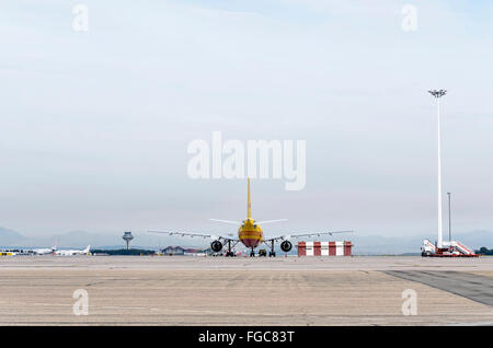 -Aeromobili Airbus A300B4-622R(F)-, di -mangiare Leipzig- compagnia aerea, è parcheggiato al di fuori della pista, in aeroporto di Madrid (Spagna) Foto Stock