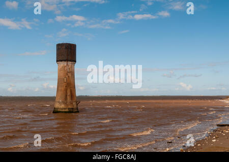 Vista la scarsa luce faro, ora convertito ad un water tower, nell'Humber Estuary al punto di disprezzare, East Yorkshire. Settemb Foto Stock