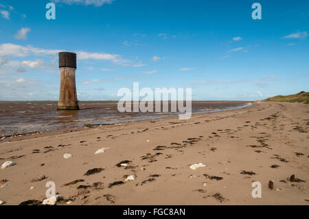 Vista la scarsa luce faro, ora convertito ad un water tower, nell'Humber Estuary al punto di disprezzare, East Yorkshire. Settemb Foto Stock