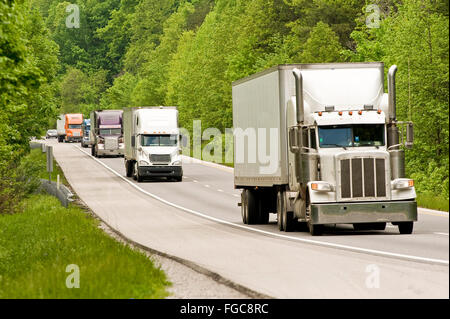 Semi camion sulla Interstate in Tennessee Foto Stock