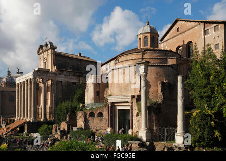 Tempio di Romolo e il Tempio di Antonino e Faustina (fondo) nel Foro Romano, Roma, Italia; (Forum Romanum, Foro Romano) Foto Stock