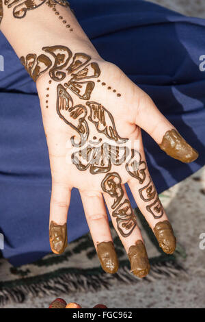 Fresh henna segni sul lato di questa giovane donna in stato Gujurat,l'India.Asia. Foto Stock