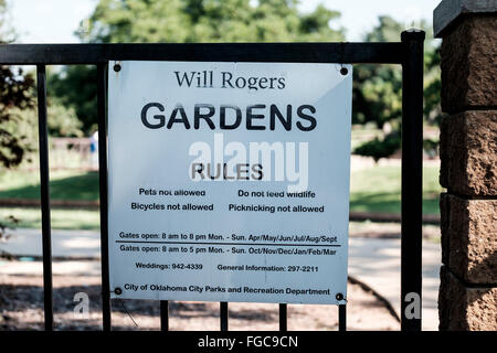 Un Will Rogers Gardens segno su un ferro battuto recinzione in Oklahoma City, Oklahoma, Stati Uniti d'America. Foto Stock