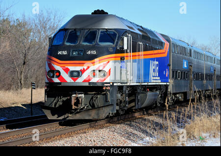 Un inbound Metra commuter train lasciando Bartlett, Illinois a Chicago suburbana. Bartlett, Illinois, Stati Uniti d'America. Foto Stock