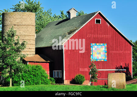 Lakewood, Illinois, Stati Uniti. Un granaio veterano molto colorato si crogiola al sole della prima sera in un pomeriggio estivo nel nord-est dell'Illinois. Foto Stock