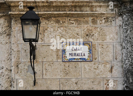 Lampione e piastrella targhetta di fabbrica a Plaza Vieja, Habana Vieja (l'Avana Vecchia), Cuba Foto Stock