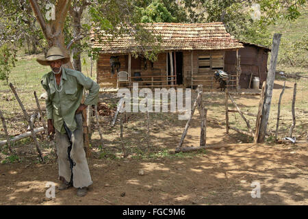 Il vecchio cowboy e la sua cabina in Valle de los Ingenios (Valle dei Mulini di zucchero), Trinidad, Cuba Foto Stock