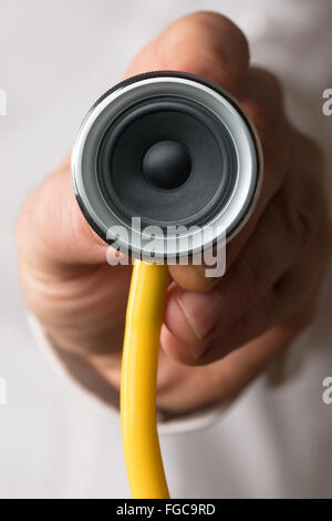 Un medico tenendo uno stetoscopio con un altoparlante in mano Foto Stock