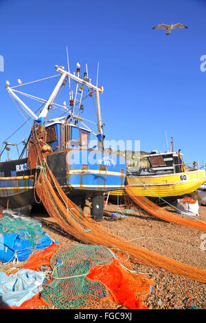 Hastings Regno Unito. Reti colorate e barche da pesca sul Hastings Stade di pescatori di spiaggia, Hastings, East Sussex, Inghilterra, GB, Foto Stock