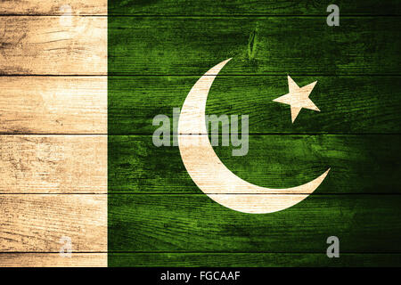 Bandiera del Pakistan o banner pakistano su sfondo di legno Foto Stock