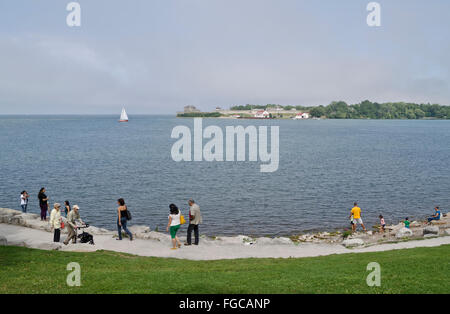 La gente camminare lungo la riva del lago Ontario in Niagara sul lago, a. Foto Stock