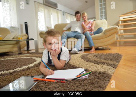 famiglia a casa Foto Stock